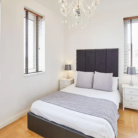 Host & - Boutique Balcony Apartment Whitby