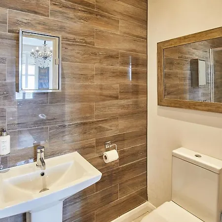 Host & - Boutique Balcony