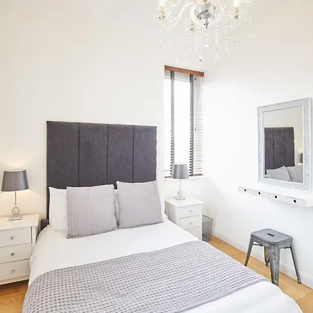 Host & - Boutique Balcony Apartment